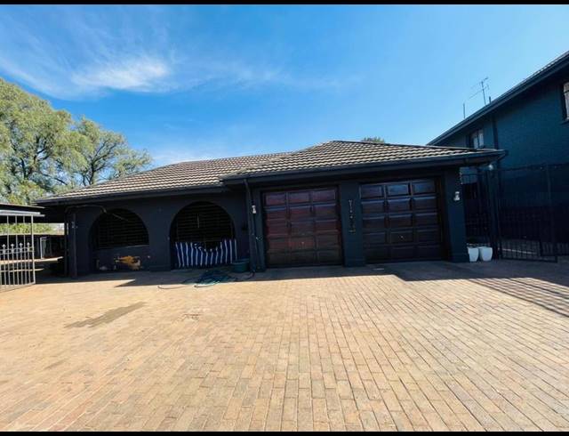 23 BEDROOM HOUSE FOR SALE IN PETERSFIELD